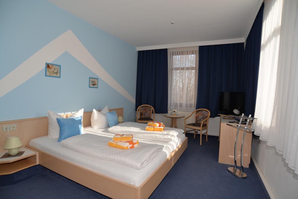 Hotel Am Hohen Schwarm Saalfeld Saale Экстерьер фото